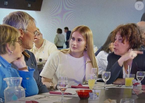 Gilles dans "L'amour est dans le pré" avec ses prétendantes Pascaline et Isabelle