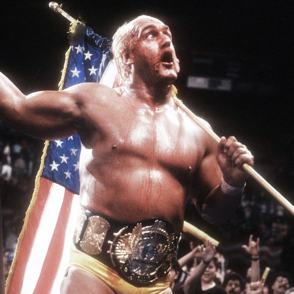 Intronisé deux fois au Hall of Fame, il avait aussi fait une apparition remarquée dans "Rocky III".

Rétro - Décès de Hulk Hogan star du catch - La légende du catch Hulk Hogan ne sentirait plus le bas de son corps après une opération du dos. Il serait contraint de se déplacer à l'aide d'une canne. C'est en tous cas ce qu'a déclaré Kurt Angle dans son podcast.
Backgrid USA / Bestimage