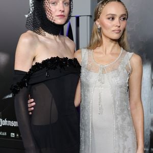 Emma Corrin, Lily-Rose Depp à l'avant-première du film "Nosferatu" à Hollywood le 12 décembre 2024