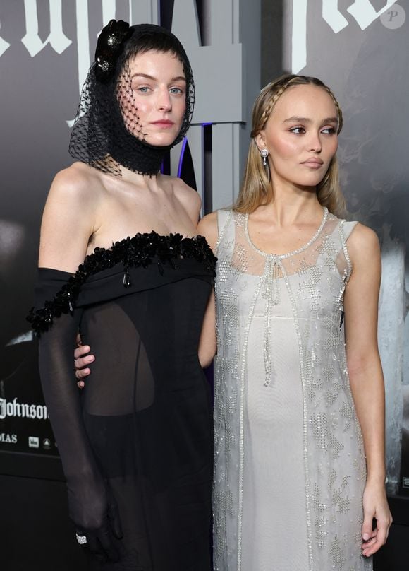 Emma Corrin, Lily-Rose Depp à l'avant-première du film "Nosferatu" à Hollywood le 12 décembre 2024