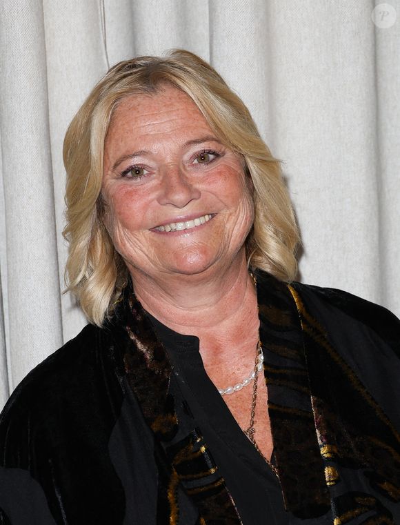 Marina Carrère d'Encausse a récemment confié qu'elle n'avait plus de contacts directs avec lui.

Exclusif - Marina Carrère d'Encausse - Remise du prix "Fonds de dotation Line Renaud-Loulou Gasté" pour la recherche médicale à la Maison de la Recherche à Paris le 15 novembre 2023. © Coadic Guirec/Bestimage