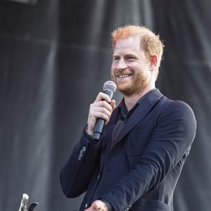 "Oui, mais un seul de ces mondes est rempli de drames, d'intrigues, de dîners fastueux et de mariages avec des Américains, l'autre est une émission de télévision", a-t-il ajouté. 

Prince Harry à One805Live ! le 20 septembre 2025 à Summerland, CA.  Photo par Rod Rolle/SPUS/ABACAPRESS.COM