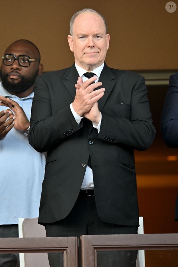 Selon le magazine, l'initiative a été organisée par l’Observatoire français de l’apidologie, fondé par le milliardaire Thierry Dufresne, qui a travaillé pour toutes les grandes marques de mode et de luxe en France

La princesse Charlene de Monaco et le prince Albert II de Monaco ont assisté, en compagnie de Gareth Wittstock, Tendai Mtawarian, le parrain de cette édition, et Thierry Dantez, le vice président de la fédération de rugby monégasque, à la finale de la 13eme éditon du Tournoi Saint Devote de rugby au Stade Louis II de Monaco, le 26 avril 2025.  © Bruno Bebert / Bestimage