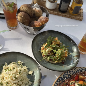 Iris Mittenaere a partagé des images de la villa dans laquelle elle loge à l'île Maurice au Royal Palm Beach Comber, vendredi 20 mars 2026 via Instagram @irismittenaere