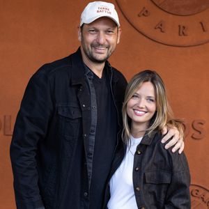 Mais lorsqu’il s’agit de ses fils, Éric Antoine refuse de leur imposer son propre régime alimentaire.

Eric Antoine et sa femme Gennifer Demey au village lors des Internationaux de France de Tennis de Roland Garros 2026. Paris, le 2 juin 2026. © Jacovides-Moreau / Bestimage