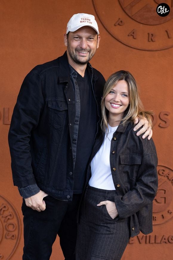 Mais lorsqu’il s’agit de ses fils, Éric Antoine refuse de leur imposer son propre régime alimentaire.

Eric Antoine et sa femme Gennifer Demey au village lors des Internationaux de France de Tennis de Roland Garros 2026. Paris, le 2 juin 2026. © Jacovides-Moreau / Bestimage
