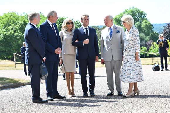 Déambulation d'Emmanuel Macron, président de la République Française, et de la Première dame Brigitte Macron, dans les jardins du château de Windsor avec le roi Charles III d'Angleterre et Camilla Parker Bowles, reine consort, le 9 juillet 2025. 
© Jeanne Accorsini / Pool / Bestimage© Jeanne Accorsini / Pool / Bestimage