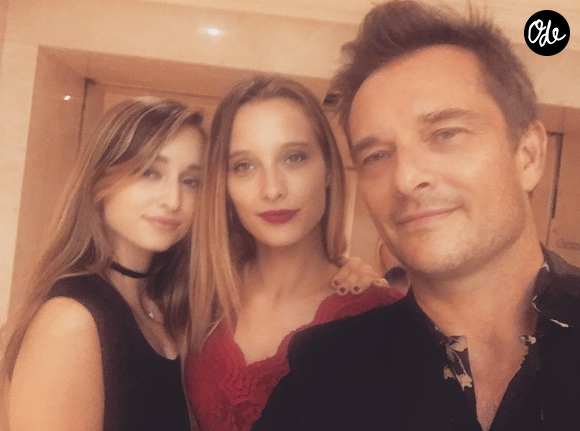 Sa fille Emma Smet est elle aussi devenue maman en 2025 d'un petit-garçon

David Hallyday entouré de ses filles Ilona et Emma (septembre 2016).