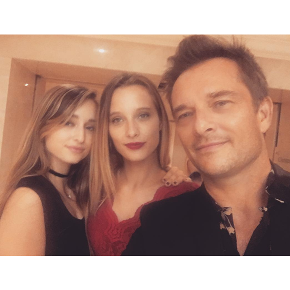 Sa fille Emma Smet est elle aussi devenue maman en 2025 d'un petit-garçon

David Hallyday entouré de ses filles Ilona et Emma (septembre 2016).
