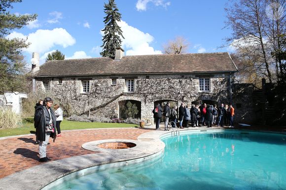 Le lieu restera aussi accessible aux fans avec une expérience enrichie.

Rassemblement pour les 40 ans de la mort de Claude François à l'église de Dannemois et au cimetière puis visite du moulin ou il habitait le 11 mars 2018. Photo par Agence/Bestimage