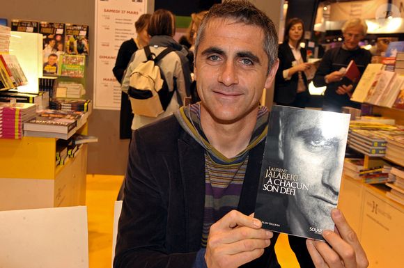Laurent Jalabert signant des exemplaires de son livre lors du Salon du Livre de Paris qui se tient au Parc des Expositions, Porte de Versailles à Paris, France, le 26 mars 2010. Photo de Briquet-Gorassini/ABACAPRESS.COM