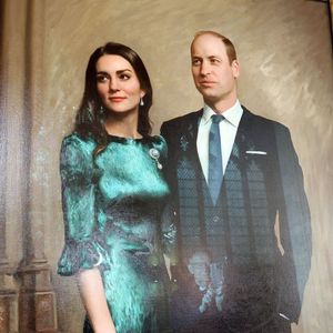 Le portrait officiel du prince William, prince de Galles, et de Catherine (Kate) Middleton, princesse de Galles, realisé par l'artiste Jamie Coreth exposé à la cathédrale de Peterborough, Royaume Uni, le 1er octobre 2025. © Imago/PsnewZ/Bestimage