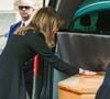 Isabelle Morizet (Karen Cheryl) à la sortie des obsèques du producteur Humbert Ibach (Mémé Ibach), figure du disque et de la TV des années 70/90, en l’église Notre Dame d’Auteuil à Paris, France, le 12 mai 2025. © Christophe Clovis/Bestimage