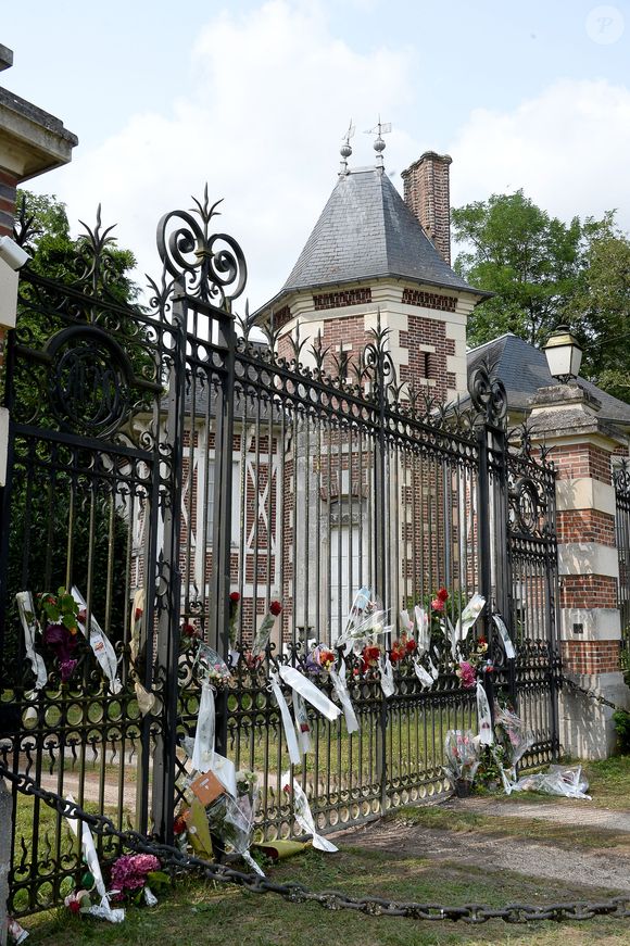 Illustration au domaine de Douchy après l'annonce de la mort de Alain Delon le 18 août 2024. 
L’acteur est mort ce dimanche 18 août au domaine de la Brûlerie, dans le Loiret, sa propriété depuis plus de cinquante ans. Il comptait s’y faire enterrer avec ses chiens. Agence / Bestimage