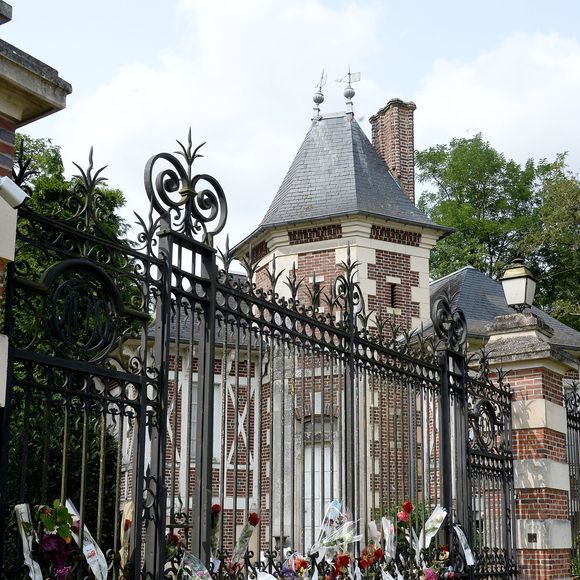 Illustration au domaine de Douchy après l'annonce de la mort de Alain Delon le 18 août 2024. 
L’acteur est mort ce dimanche 18 août au domaine de la Brûlerie, dans le Loiret, sa propriété depuis plus de cinquante ans. Il comptait s’y faire enterrer avec ses chiens. Agence / Bestimage