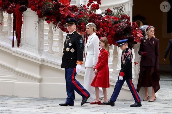La princesse Charlene de Monaco, La princesse Gabriella de Monaco, comtesse de Carladès, le prince Jacques de Monaco, marquis des Baux, le prince Albert II de Monaco - La famille princière monégasque dans la cour d'honneur du palais lors de la la fête nationale à Monaco le 19 novembre 2025. © Dominique Jacovides - Bruno Bebert / Bestimage