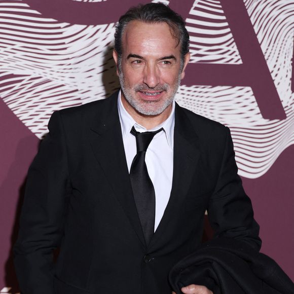 Sa carrière est couronnée de succès, avec notamment un Oscar remporté en 2012 pour "The Artist"

Jean Dujardin au photocall du dîner de la 51ème cérémonie des César au Fouquet's à Paris, France, le 27 février 2026. © Denis Guignebourg/Bestimage