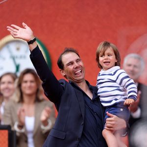 Rafael Nadal et son fils Rafael Junior - Hommage à Rafael Nadal lors des internationaux de France de tennis à Rolnd Garros le 25 mai 2025.

© Dominique Jacovides / Cyril Moreau / Bestimage