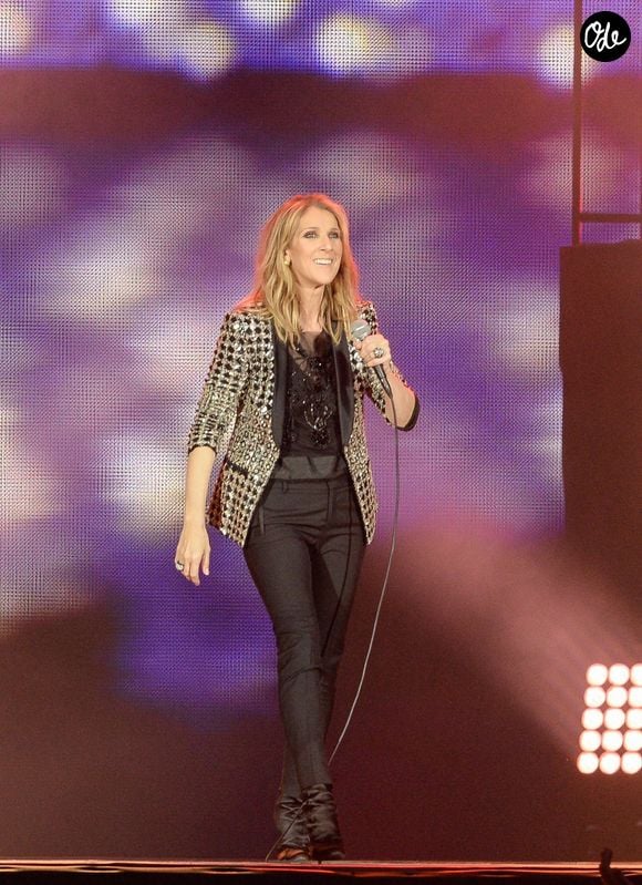 Céline Dion interprétera certainement le single composé par Jean-Jacques Goldman lors de ses prochains concerts en France.

Céline Dion au Parc OL de Lyon, en France, le 12 juillet 2017. Photo : Julien Reynaud/APS-Medias/ABACAPRESS.COM