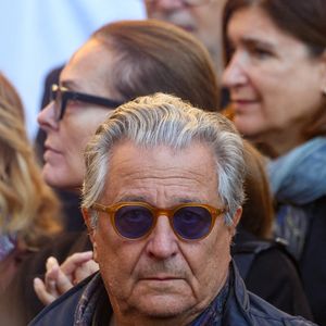 Décrite par Courrier International comme la ville la plus cosmopolite d’Europe et la deuxième du monde, après Dubaï, l'acteur de 72 ans a acquis une maison avec un jardin à Saint-Gilles

Carole Bouquet, Christian Clavier, saisi par l'émotion - Sortie des Obsèques de Michel Blanc en l'église Saint-Eustache à Paris, le 10 octobre 2024. 
© Moreau / Jacovides / Bestimage