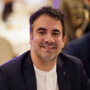 "J'avais hypothéqué ma maison et j'ai fini à l'hôpital", confie-t-il.

Alex Goude lors de la 13ème édition du festival Les Héros de la Télé de Beausoleil, le 11 octobre 2025. 
© Anne-Sophie Guebey / Bestimage