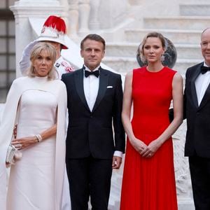 Le prince Albert II de Monaco et la princesse Charlène posent avec le président français Emmanuel Macron et son épouse Brigitte Macron à leur arrivée au Palais Princier pour un dîner d'État dans le cadre de la visite d'État de deux jours de M. Macron à Monaco avant l'Unoc3, le 7 juin 2025. Photo Ludovic Marin/Pool/Abaca