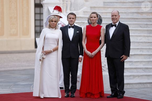Le prince Albert II de Monaco et la princesse Charlène posent avec le président français Emmanuel Macron et son épouse Brigitte Macron à leur arrivée au Palais Princier pour un dîner d'État dans le cadre de la visite d'État de deux jours de M. Macron à Monaco avant l'Unoc3, le 7 juin 2025. Photo Ludovic Marin/Pool/Abaca