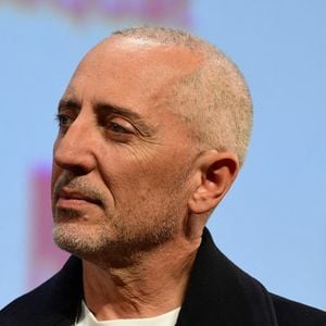 Gad Elmaleh, l'humoriste aux multiples facettes, se lance dans un nouvel exercice audacieux. 

Gad Elmaleh à la halle tony Garnier de Lyon lors de l'invitation de Sean Penn pour le film Into the Wild. © Romain Doucelin/Bestimage