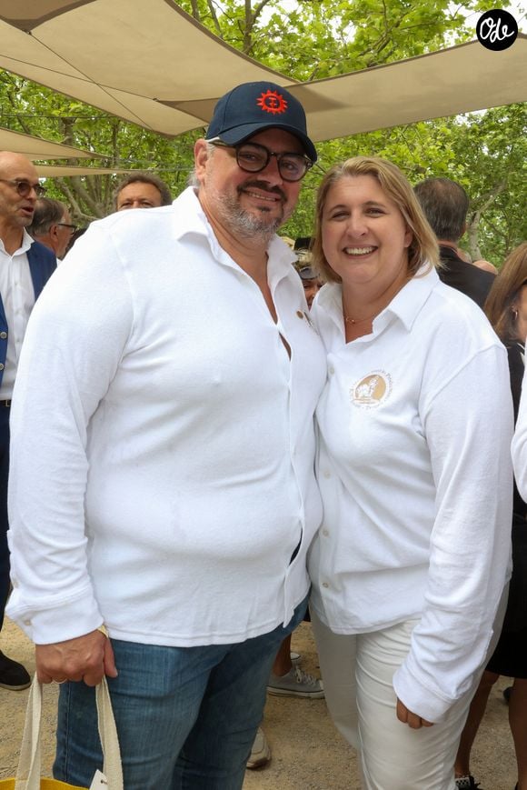 Les Chefs à Saint-Tropez fêtent les producteurs 2025 - Inauguration de la 5e édition, les Chefs et les producteurs se retrouvent sur la place des Lices à Saint-Tropez, le 3 mai 2025. La Cheffe Stéphanie Le Quellec et son mari David Le Quellec. ©Jean-Marc Lhomer / Bestimage.