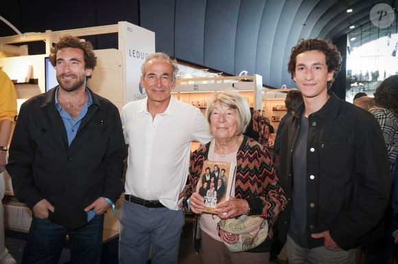 Majo Kretz, Olivier Kretz et ses deux enfants Martin et Raphael Kretz - La Famille Kretz lors du Festival du Livre de Paris , France, le 12 avril 2024. © Jack Tribeca / Bestimage