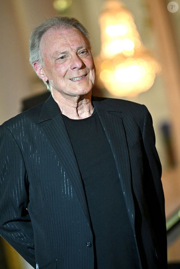 Herbert Léonard durant le dîner de Gala caritatif de l'association Enfant Star et Match à l'hôtel Negresco à Nice, le 8 juin 2024. Fabrice Ravaux, le fondateur et président de l'association, souhaite, avec les bénéfices de cette soirée, financer les installations d'un Rooftop Sportif pour les enfants hospitalisés à l'hôpital Lenval à Nice. Cette terrasse offrira un espace de 200m2 en plein air sécurisée pour des sports adaptés et des moments de répit pour les enfants et leurs familles.
Depuis plus de 15 ans, la mission d’Enfant Star et Match est d'offrir un soutien aux enfants malades en leur donnant l’opportunité de rêver, de s’épanouir et de guérir à travers le sport, la musique et le spectacle. 

© Bruno Bebert / Bestimage