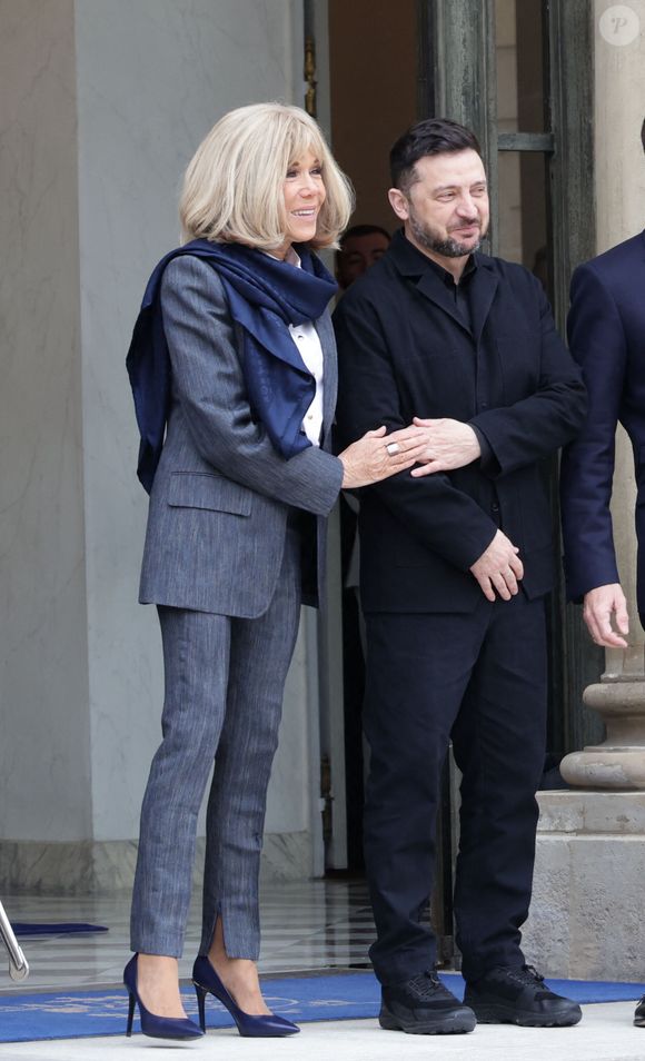 Le président de la République française Emmanuel Macron et la première dame Brigitte Macron, le président ukrainien Volodymyr Zelensky reçoivent Olena Zelenska, première dame d'Ukraine, au palais de l'Elysée à Paris, le 1er décembre 2025.
