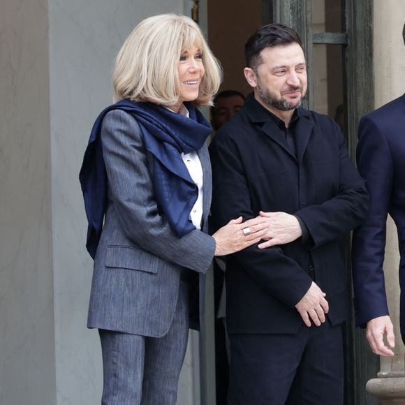 Le président de la République française Emmanuel Macron et la première dame Brigitte Macron, le président ukrainien Volodymyr Zelensky reçoivent Olena Zelenska, première dame d'Ukraine, au palais de l'Elysée à Paris, le 1er décembre 2025.
