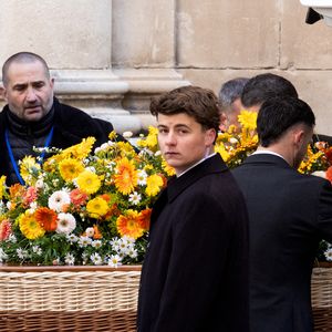 Arrivée du cercueil - Arrivées aux obsèques de Brigitte Bardot en l'église Paroissiale Notre-Dame-de-l'Assomption de Saint-Tropez, France, le 7 janvier 2026.  Brigitte Bardot, figure emblématique du cinéma français et icône internationale, est décédée le 28 décembre 2025 à l'âge de 91 ans dans sa mythique propriété de La Madrague, à Saint-Tropez (France). Révélée au monde entier par son rôle dans "Et Dieu... créa la femme", elle avait contribué à faire de Saint-Tropez un lieu mondialement connu. L'actrice sera inhumée le 7 janvier 2026 au cimetière marin de Saint-Tropez, aux côtés de son père Louis Bardot (1896-1975) et de sa mère Anne-Marie Mucel (1912-1978). Une cérémonie religieuse se tiendra auparavant dans l'église de Saint-Tropez, où proches, personnalités et anonymes pourront lui rendre un dernier hommage.

© Jacovides-Moreau/Bestimage