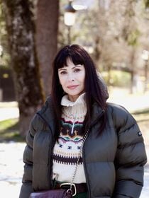 Mathilda May vit non loin d'un lieu à la réputation mondiale situé près de Paris, et son habitation en porte les traces