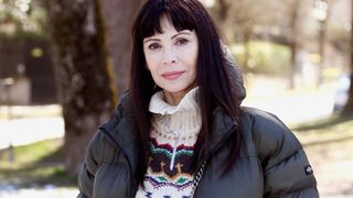 Mathilda May vit non loin d'un lieu à la réputation mondiale situé près de Paris, et son habitation en porte les traces