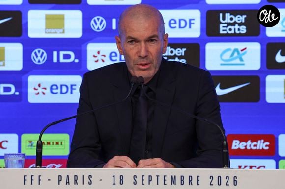 Pour commencer, le nouvel entraîneur s'est entouré d'une importante équipe d'encadrement, étoffée à 27 personnes. Le renouvellement y est presque total puisque seuls trois anciens collaborateurs de Didier Deschamps ont été conservés.

Le sélectionneur de l'équipe de France de football Zinédine Zidane lors d'une conférence de presse pour dévoiler le groupe retenu pour les prochains matchs de la Ligue des nations au siège de la FFF à Paris, France, le 18 septembre 2026. © Michael Baucher / Psnewz/Bestimage