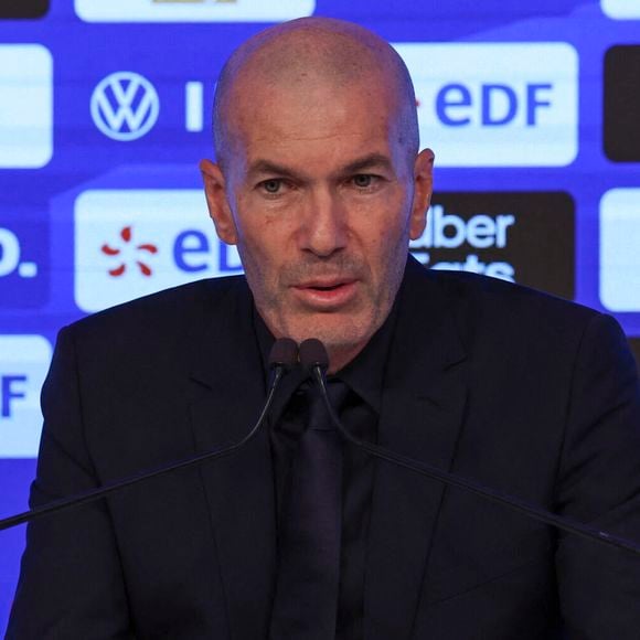 Pour commencer, le nouvel entraîneur s'est entouré d'une importante équipe d'encadrement, étoffée à 27 personnes. Le renouvellement y est presque total puisque seuls trois anciens collaborateurs de Didier Deschamps ont été conservés.

Le sélectionneur de l'équipe de France de football Zinédine Zidane lors d'une conférence de presse pour dévoiler le groupe retenu pour les prochains matchs de la Ligue des nations au siège de la FFF à Paris, France, le 18 septembre 2026. © Michael Baucher / Psnewz/Bestimage