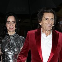 Ronnie Wood : en amoureux à Paris, le guitariste des Rolling Stones profite d’une escapade avec Sally, de 31 ans sa cadette