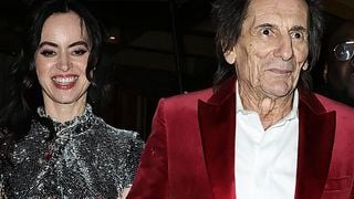 Ronnie Wood : en amoureux à Paris, le guitariste des Rolling Stones profite d’une escapade avec Sally, de 31 ans sa cadette