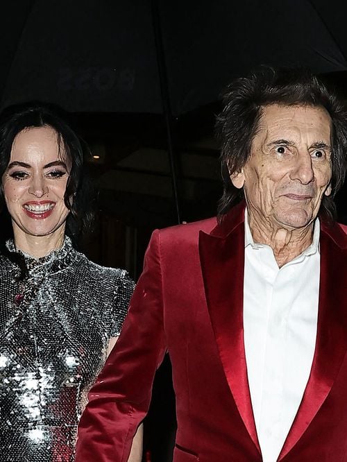 Ronnie Wood : en amoureux à Paris, le guitariste des Rolling Stones profite d’une escapade avec Sally, de 31 ans sa cadette