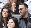Habillé avec une chemise anthracite, le footballeur portait des lunettes de soleil tout comme sa chérie qui avait choisi de porter une chemise blanche avec un gilet bleu marine.
Adil Rami et sa compagne en tribunes lors des Internationaux de France de Tennis de Roland Garros 2025, à Paris, France, le 7 juin 2025. © Cyril Moreau/Bestimage