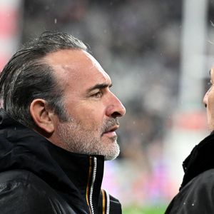 Jean Dujardin, Jean-Luc Reichmann - Célébrités dans les tribunes du match d'ouverture du Tournoi des six nations : France-Irlande (36-14) au Stade de France à Saint-Denis le 5 février 2026. © Lionel Urman/Bestimage