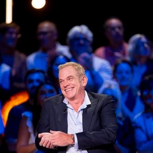 Celle-ci va toutefois l'arracher à son petit paradis au Québec où il possède un large terrain et deux maisons.

Exclusif - Garou lors de l'enregistrement de l'émission "La Boîte à secrets", présentée par F.Bollaert et diffusée le 26 septembre 2025 sur France 3, dans les studios du Lendit à Saint-Denis, Seine Saint-Denis, France, le 8 septembre 2025. Pierre Perusseau/Bestimage