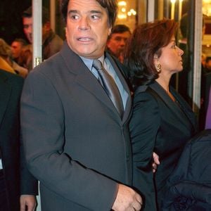 L'acteur français Bernard Tapie et son épouse Dominique assistent à la première de la pièce 'Les Montagnes russes' avec Alain Delon et Astrid Veillon, au Théâtre Marigny à Paris, France, le 18 octobre 2004. Photo de Giancarlo Gorassini/ABACA.