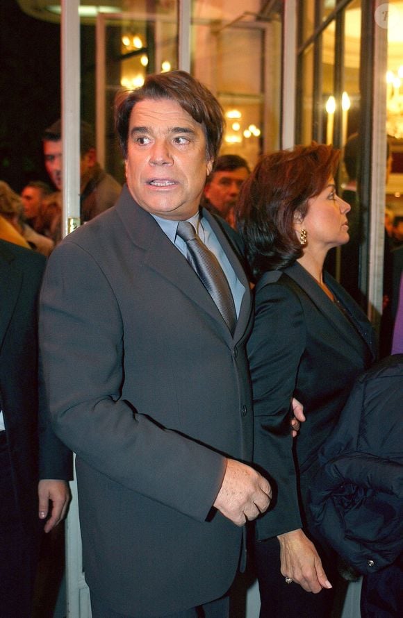 L'acteur français Bernard Tapie et son épouse Dominique assistent à la première de la pièce 'Les Montagnes russes' avec Alain Delon et Astrid Veillon, au Théâtre Marigny à Paris, France, le 18 octobre 2004. Photo de Giancarlo Gorassini/ABACA.