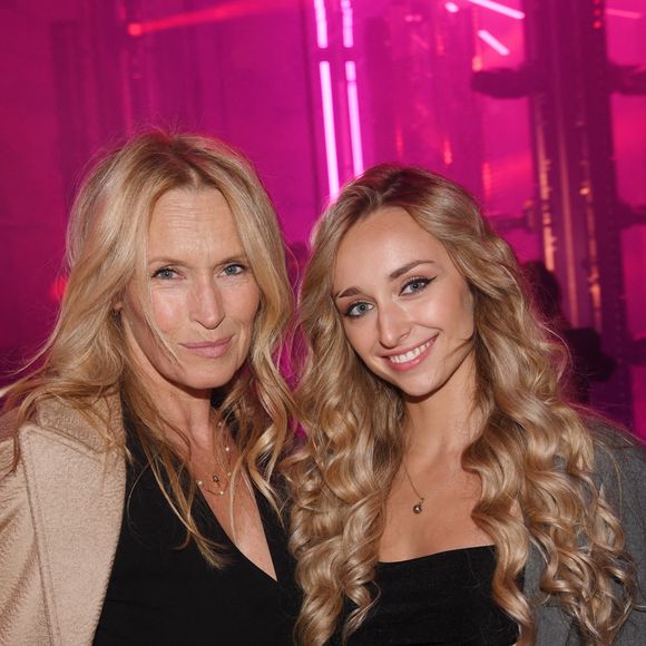 Estelle Lefébure et sa fille Emma Smet - People à la soirée Calzedonia "Calzedomania" au Palais Brogniart à Paris pendant la fashion week femme printemps/été 2023 le 26 septembre 2022.

© Rachid Bellak / Bestimage