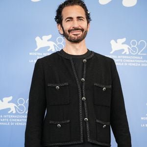 Marc Jacobs au photocall Marc By Sofia lors du 82ème Festival International du Film de Venise le 2 septembre 2025 à Venise, Italie.  (Photo by Lucia Sabatelli / Bestimage)