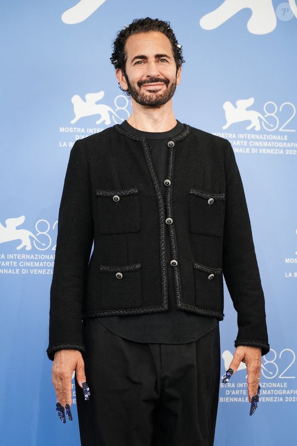Marc Jacobs au photocall Marc By Sofia lors du 82ème Festival International du Film de Venise le 2 septembre 2025 à Venise, Italie.  (Photo by Lucia Sabatelli / Bestimage)