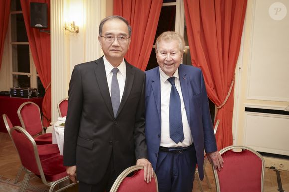 Exclusif - S.E.M. Deng Li et Bruno Roger lors d'un dîner de la Revue des Deux Mondes à la Maison de l'Amérique Latine à Paris le 15 septembre 2025

© Jack Tribeca / Bestimage